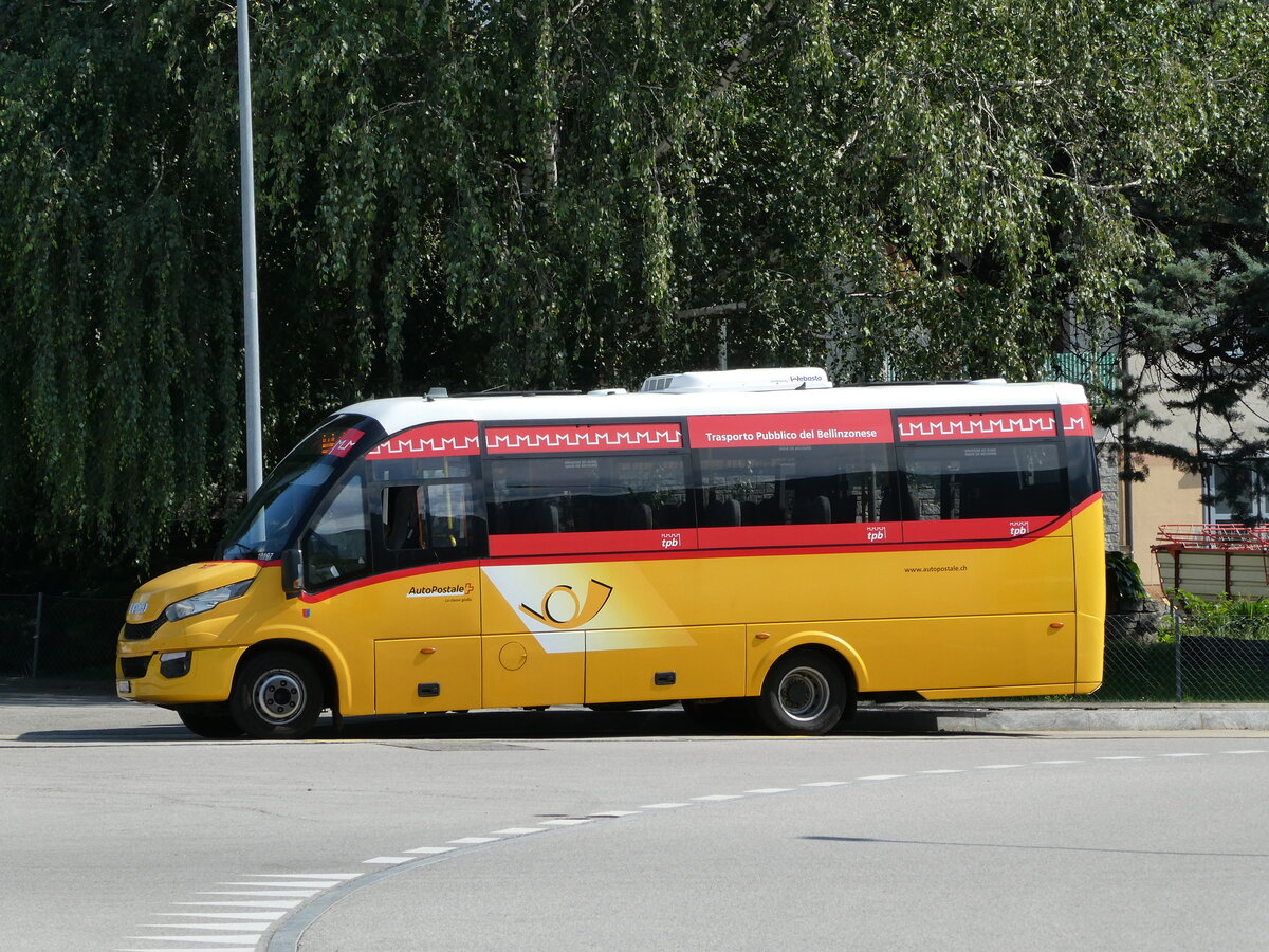 (237'759) - AutoPostale Ticino - TI 272'094 - Iveco/Rosero am 2. Juli 2022 beim Bahnhof Castione