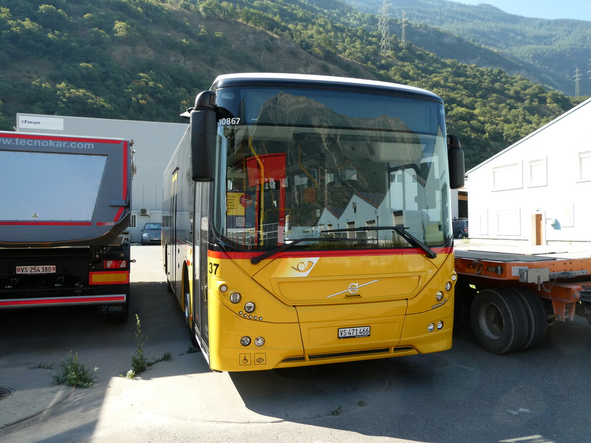 (238'082) - PostAuto Wallis - Nr. 37/VS 471'466 - Volvo am 16. Juli 2022 in Saxon, Garage Visa