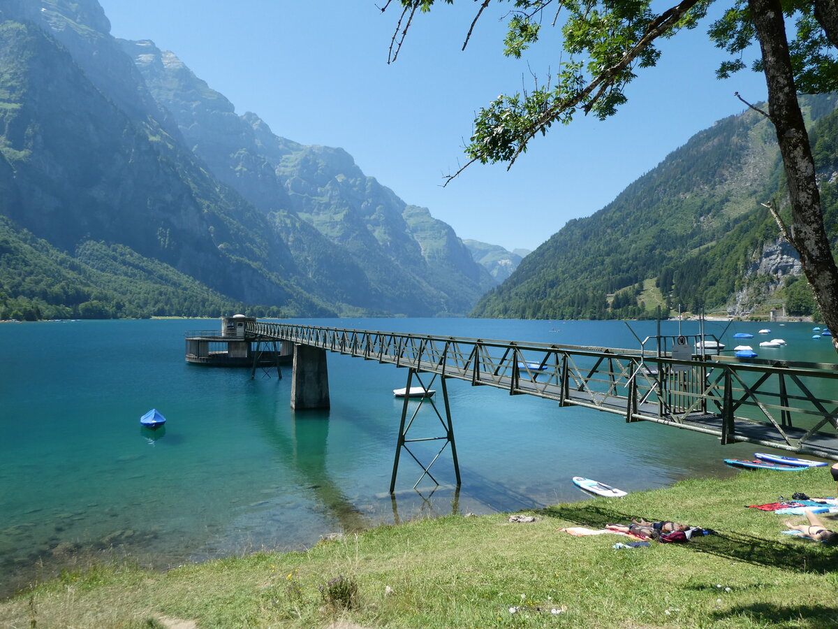 (238'247) - Der Klntalersee mit Steg am 17. Juli 2022 in Klntal