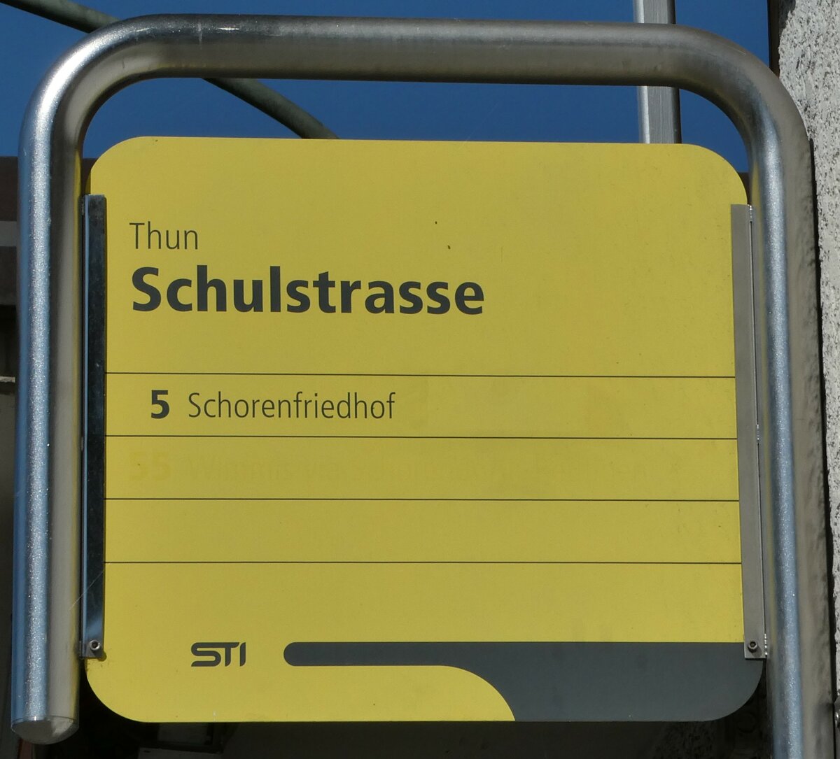 (238'295) - STI-Haltestellenschild - Thun, Schulstrasse - am 18. Juli 2022