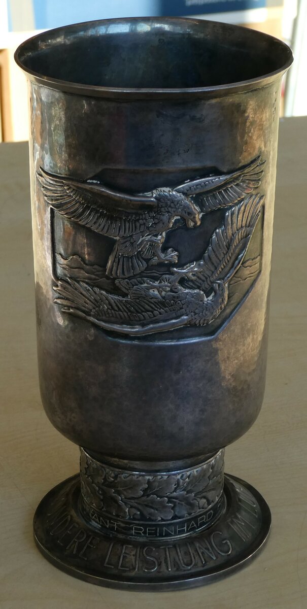 (238'481) - Feinsilber Alpaka Becher fr besondere Leistung im Luftkrieg vom 2. Oktober 1942 am 28. Juli 2022 im BrockiShop Thun