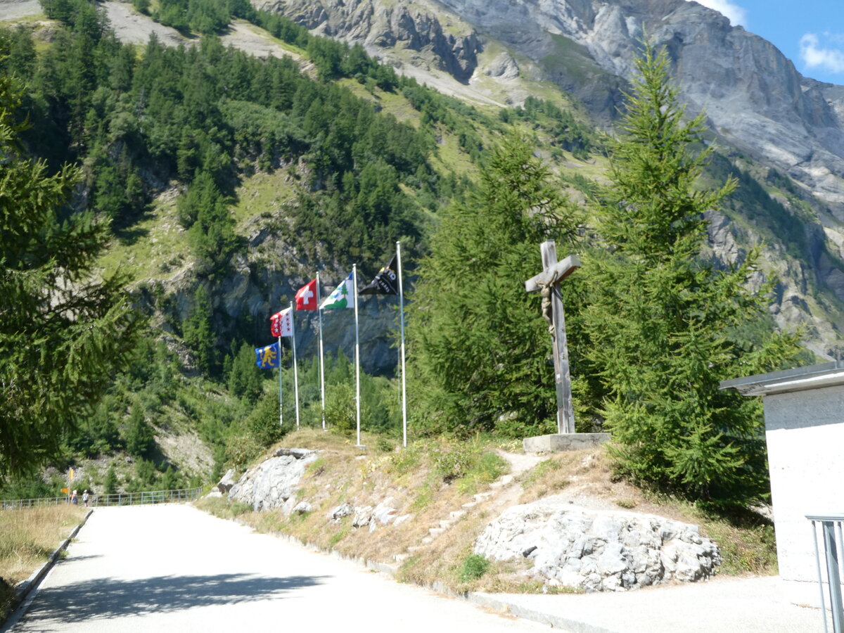 (238'683) - Fahnen und Kreuz bei der Tseuzier-Staumauer am 31. Juli 2022 in Anzre