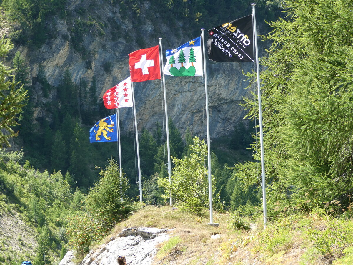 (238'698) - Fahnen bei der Tseuzier-Staumauer am 31. Juli 2022 in Anzre