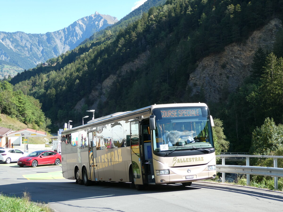 (239'922) - Ballestraz, Grne - VS 105'182 - Irisbus am 4. September 2022 in Orsires, Laiterie