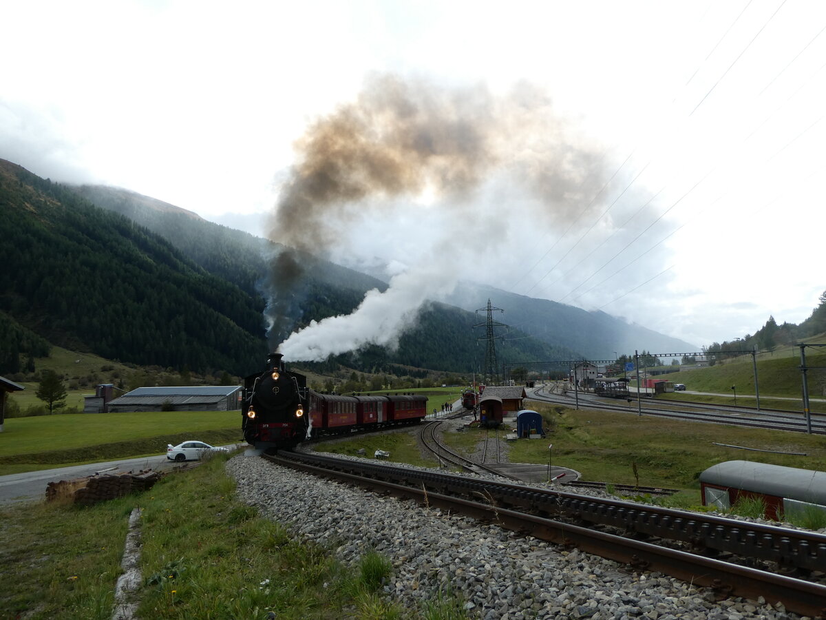 (240'289) - DFB-Dampfzug am 25. September 2022 in Oberwald