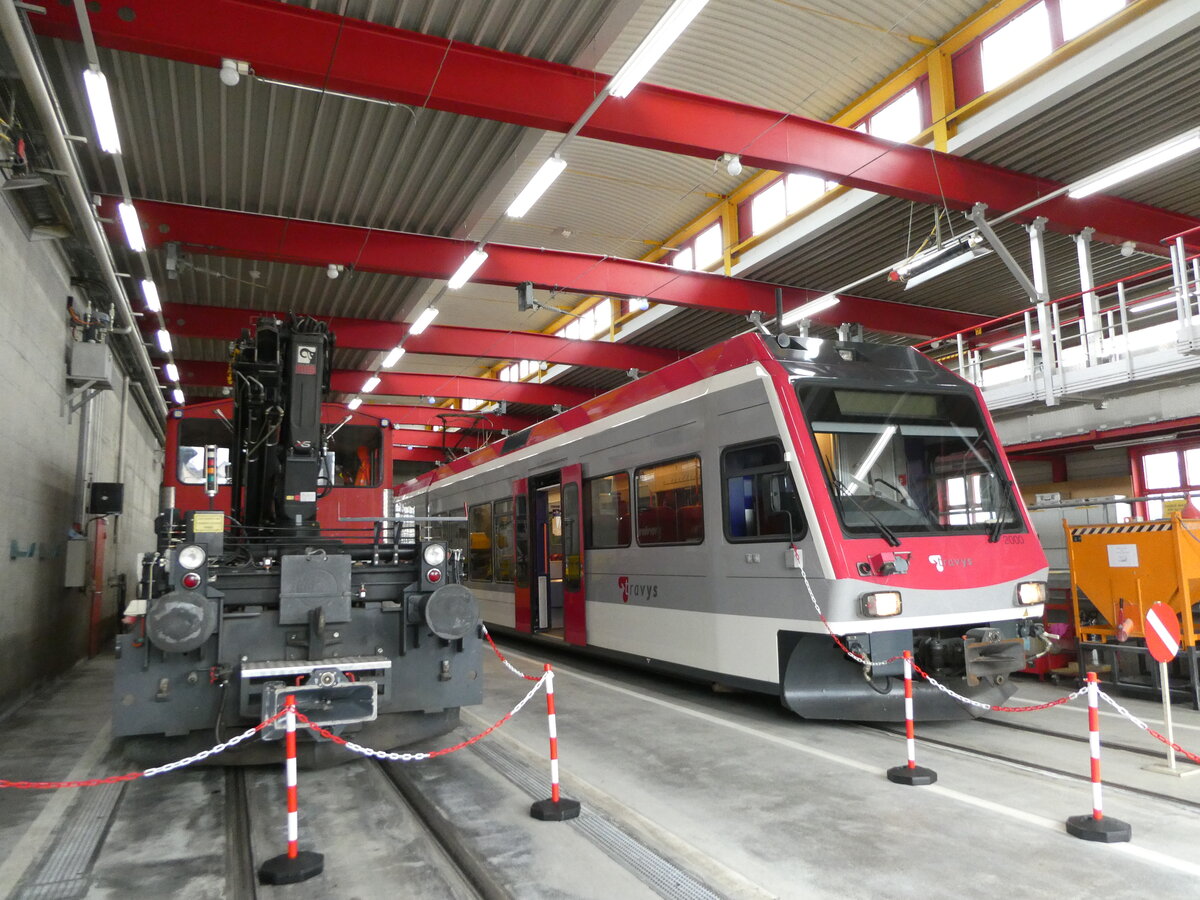 (240'504) - TRAVYS-Rangierlokomotive - Nr. 23 - und -Pendelzug - Nr. 2000 - am 2. Oktober 2022 in Yverdon, Dpt