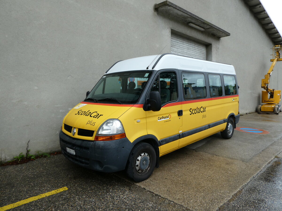 (240'515) - CarPostal Ouest - VD 220'137 - Renault am 2. Oktober 2022 in Yverdon, Garage 3