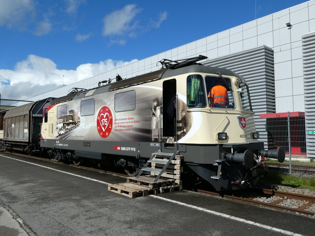 (240'543) - SBB-Lokomotive - Nr. 420'251-1 - am 2. Oktober 2022 in Yverdon, Dpt