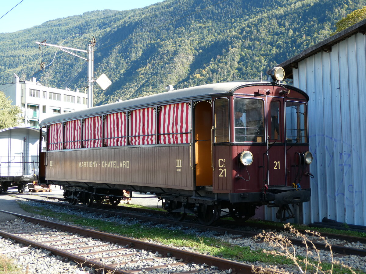 (240'573) - MC-Triebwagen - Nr. 21 - am 2. Oktober 2022 beim Bahnhof Martigny