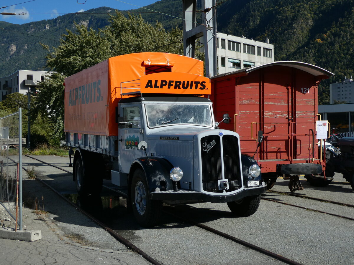 (240'574) - Alpfruits, Vtroz - VS 10'107 - Saurer am 2. Oktober 2022 beim Bahnhof Martigny