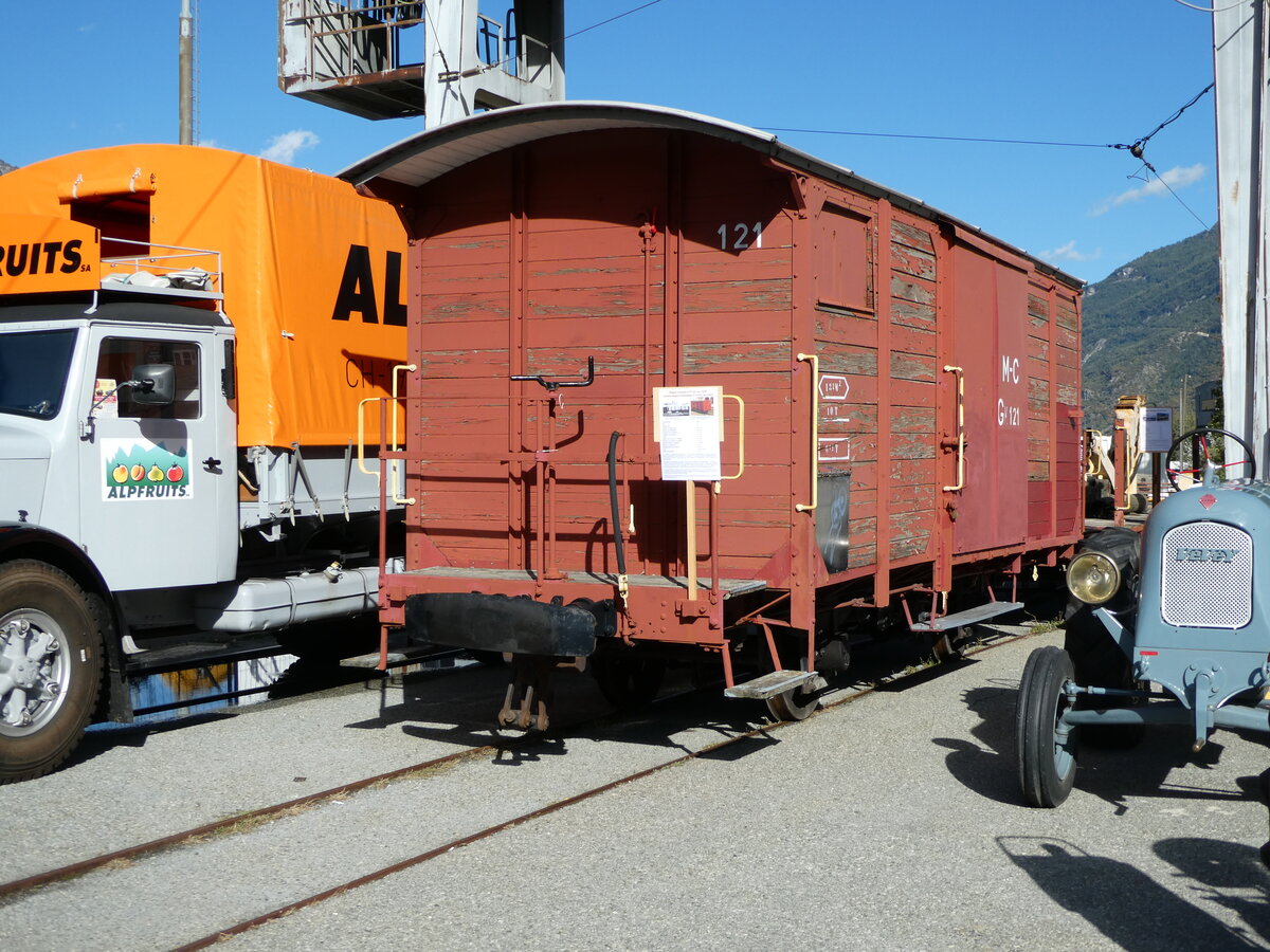 (240'578) - MC-Gterwagen - Nr. 121 - am 2. Oktober 2022 beim Bahnhof Martigny
