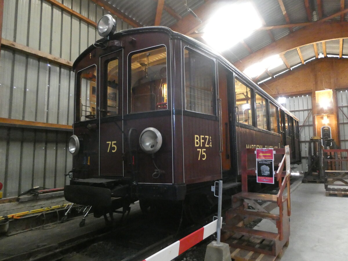 (240'579) - MC-Steuerwagen - Nr. 75 - am 2. Oktober 2022 beim Bahnhof Martigny










