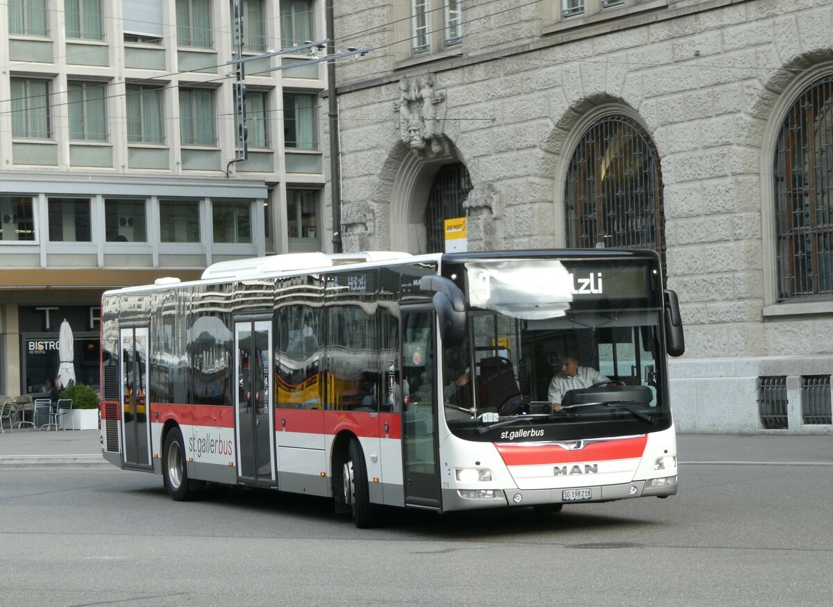 (241'011) - St. Gallerbus, St. Gallen - Nr. 218/SG 198'218 - MAN am 11. Oktober 2022 beim Bahnhof St. Gallen