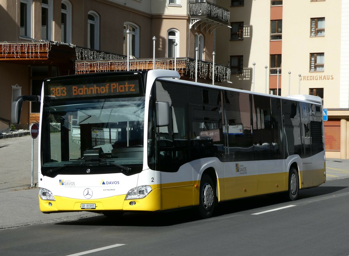 (241'131) - VBD Davos - Nr. 2/GR 82'985 - Mercedes am 12. Oktober 2022 beim Bahnhof Davos Dorf