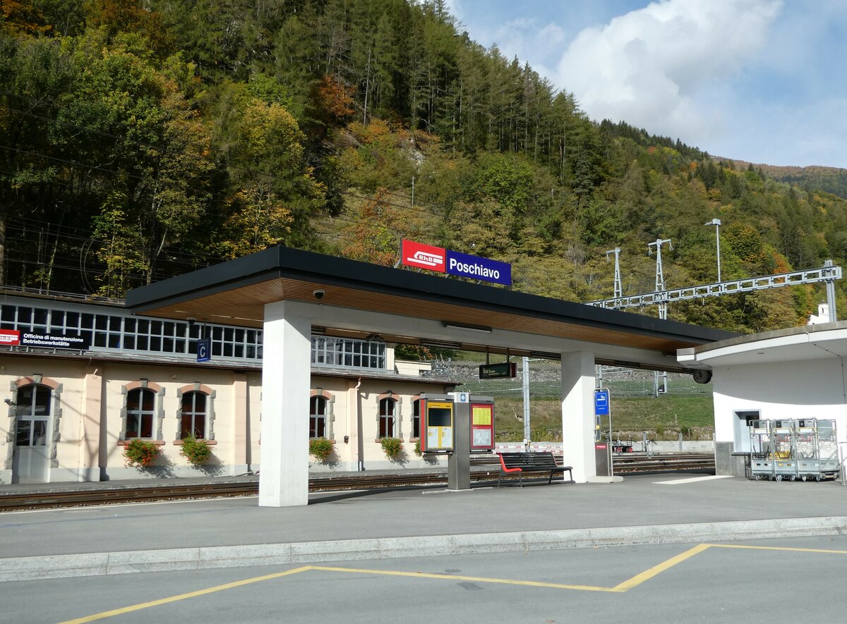 (241'201) - PostAuto/Silvestri-Haltestelle am 13. Oktober 2022 beim Bahnhof Poschiavo