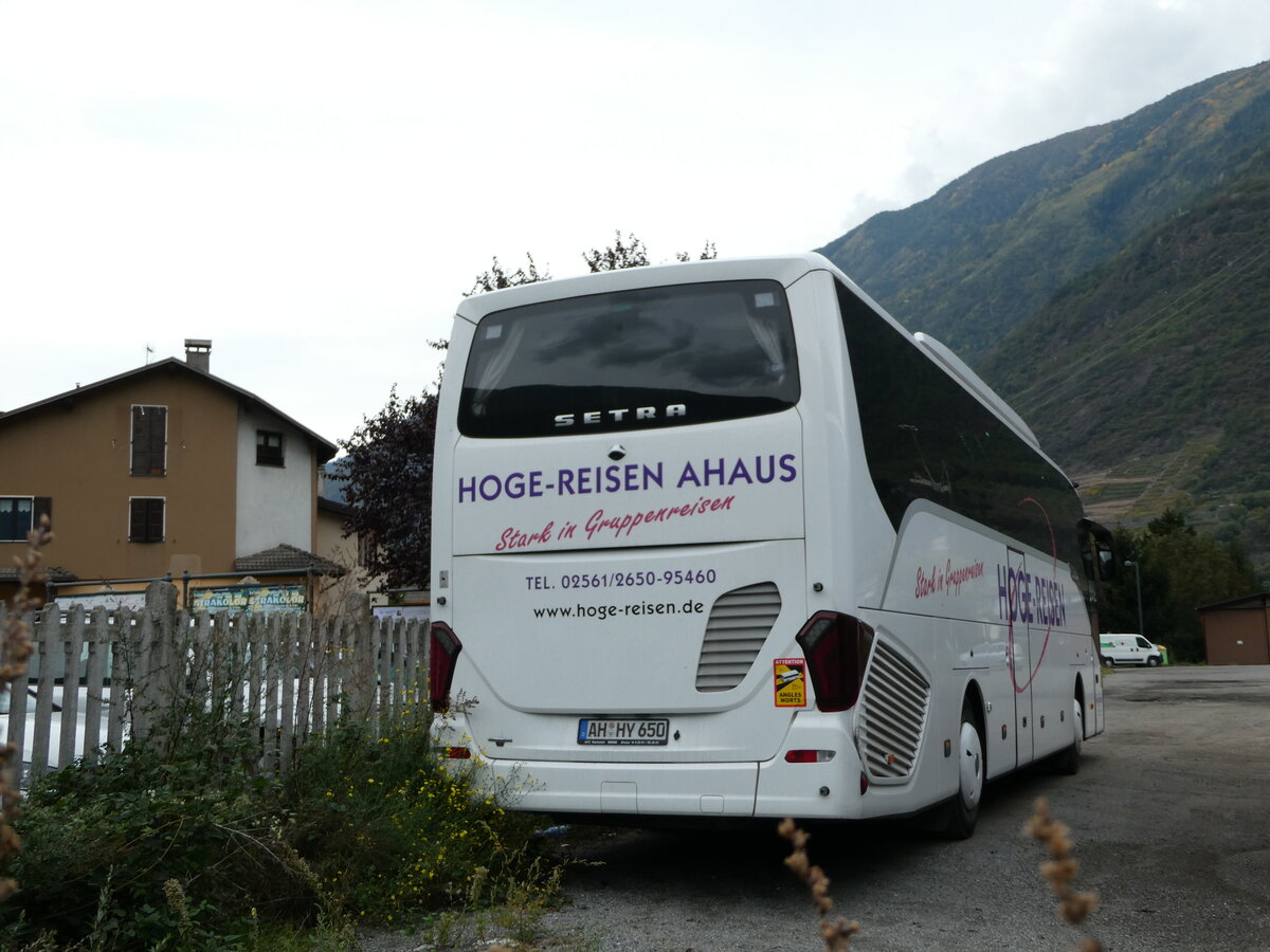 (241'235) - Aus Deutschland: Hoge, Ahaus - AH-HY 650 - Setra am 13. Oktober 2022 beim Bahnhof Tirano