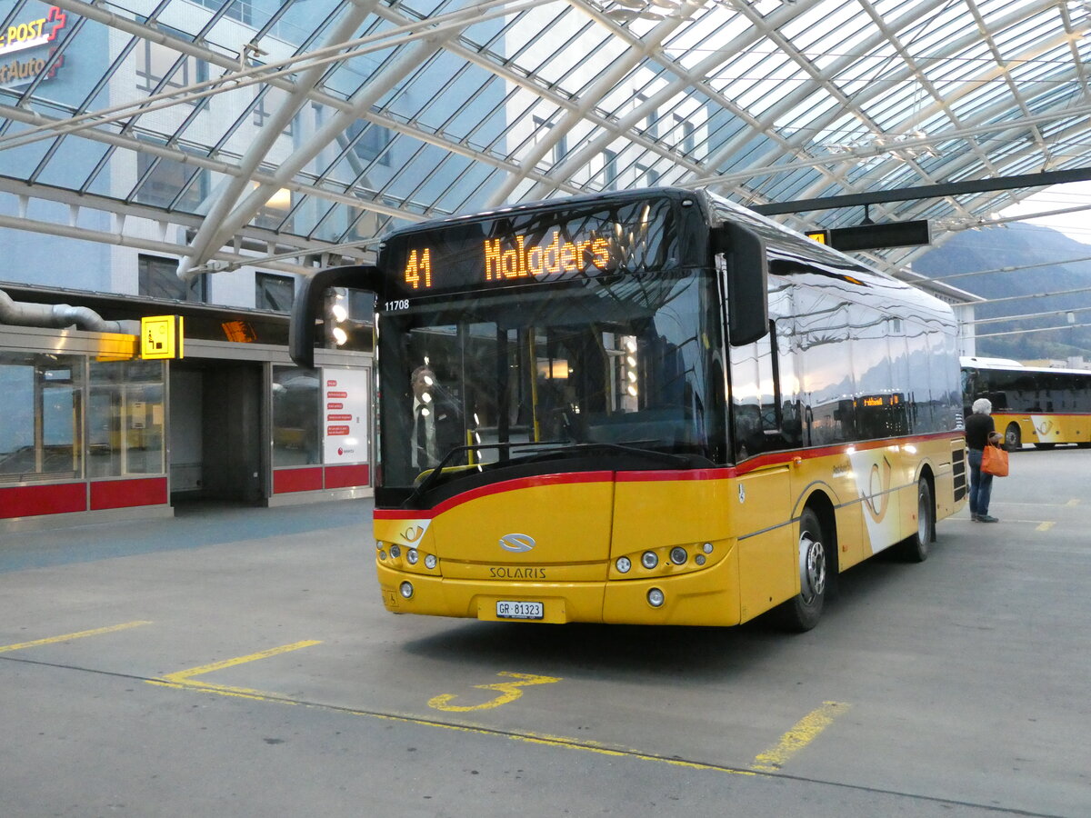 (241'246) - PostAuto Graubnden - GR 81'323 - Solaris am 13. Oktober 2022 in Chur, Postautostation