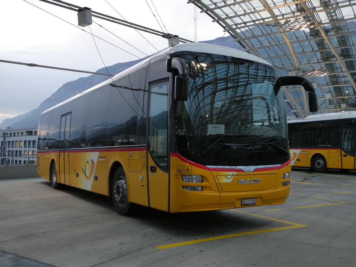 (241'250) - PostAuto Graubnden - GR 173'202 - MAN am 13. Oktober 2022 in Chur, Postautostation