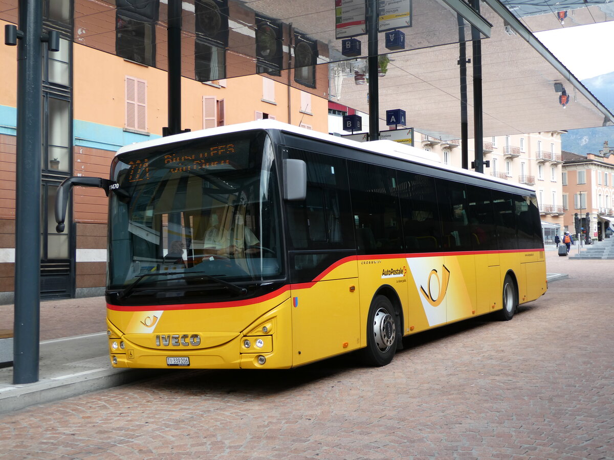 (241'316) - AutoPostale Ticino - TI 339'206 - Iveco am 14. Oktober 2022 beim Bahnhof Bellinzona