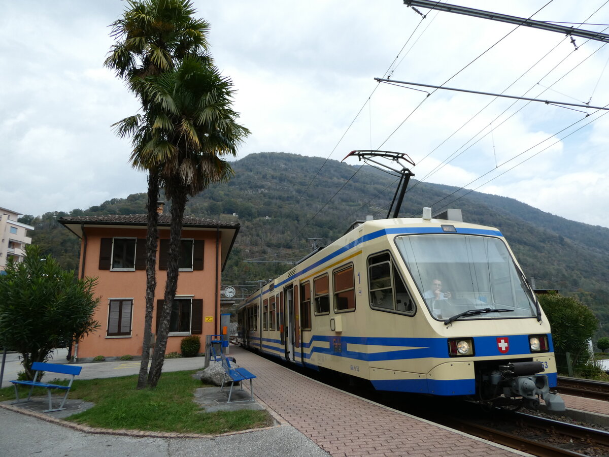 (241'346) - FART-Pendelzug - Nr. 53 - am 14. Oktober 2022 im Bahnhof Intragna