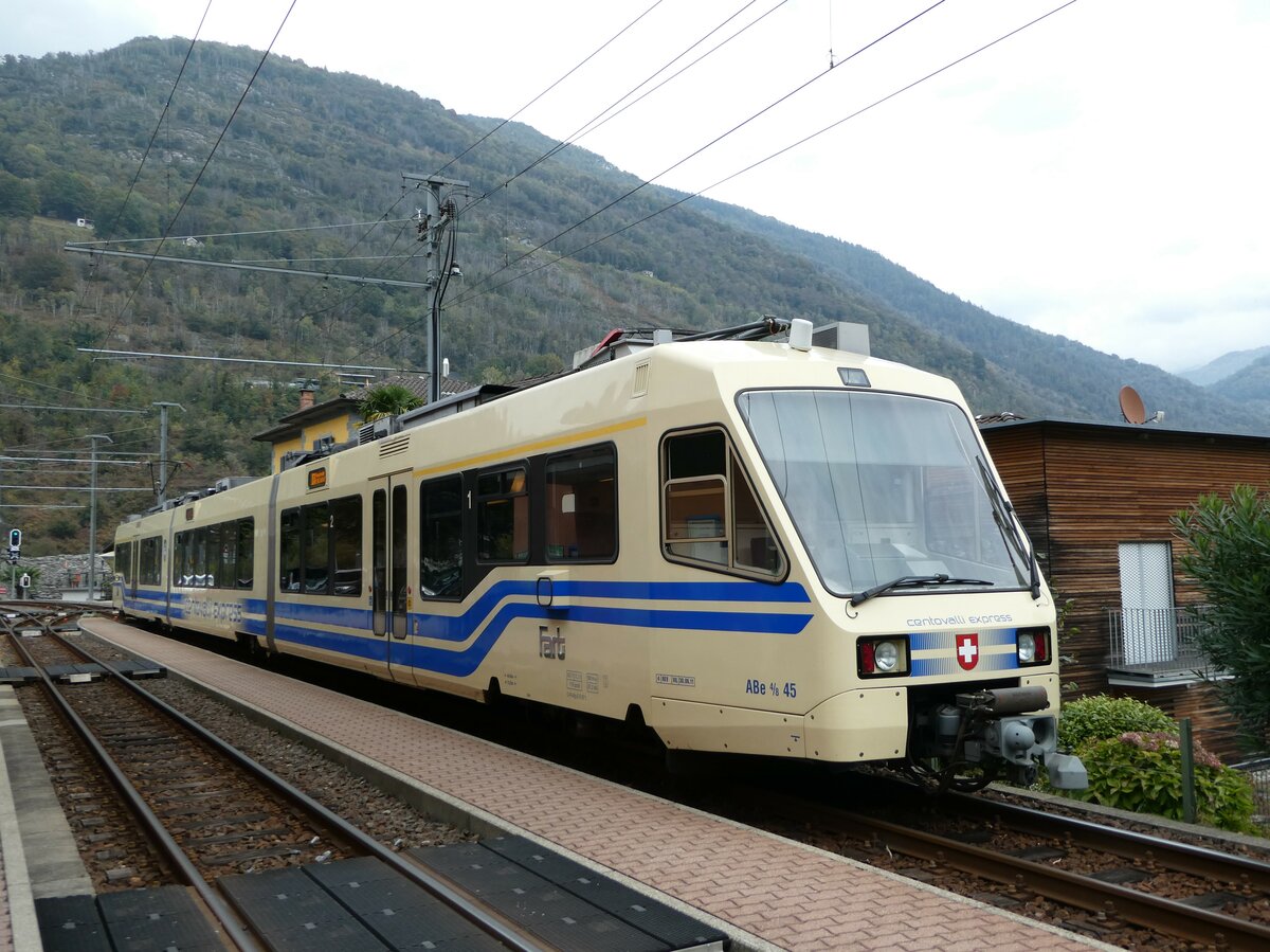 (241'347) - FART-Pendelzug - Nr. 45 - am 14. Oktober 2022 im Bahnhof Intragna
