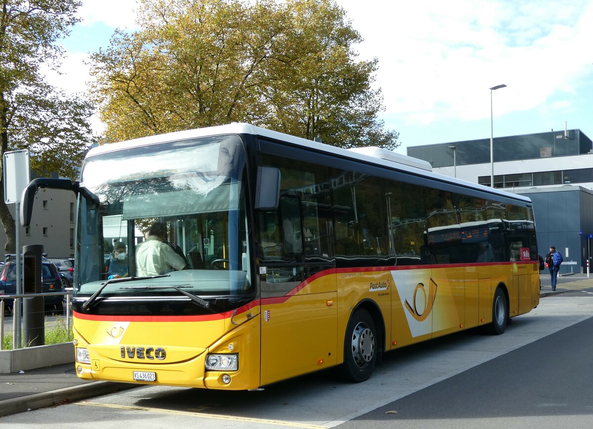 (241'471) - PostAuto Wallis - VS 436'023 - Iveco am 18. Oktober 2022 beim Bahnhof Interlaken Ost