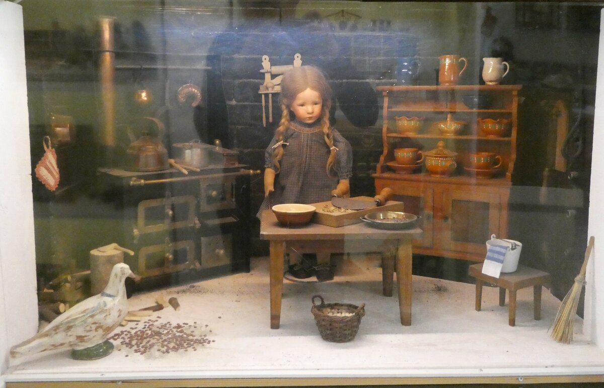(241'529) - Puppenkche am 18. Oktober 2022 in Spiez, Spielzeugmuseum