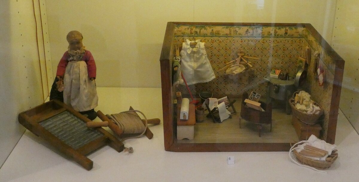(241'532) - Waschkche am 18. Oktober 2022 in Spiez, Spielzeugmuseum