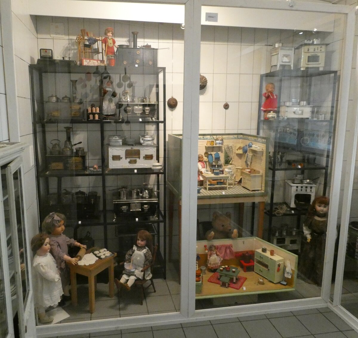 (241'562) - Kchenutensilien am 18. Oktober 2022 in Spiez, Spielzeugmuseum