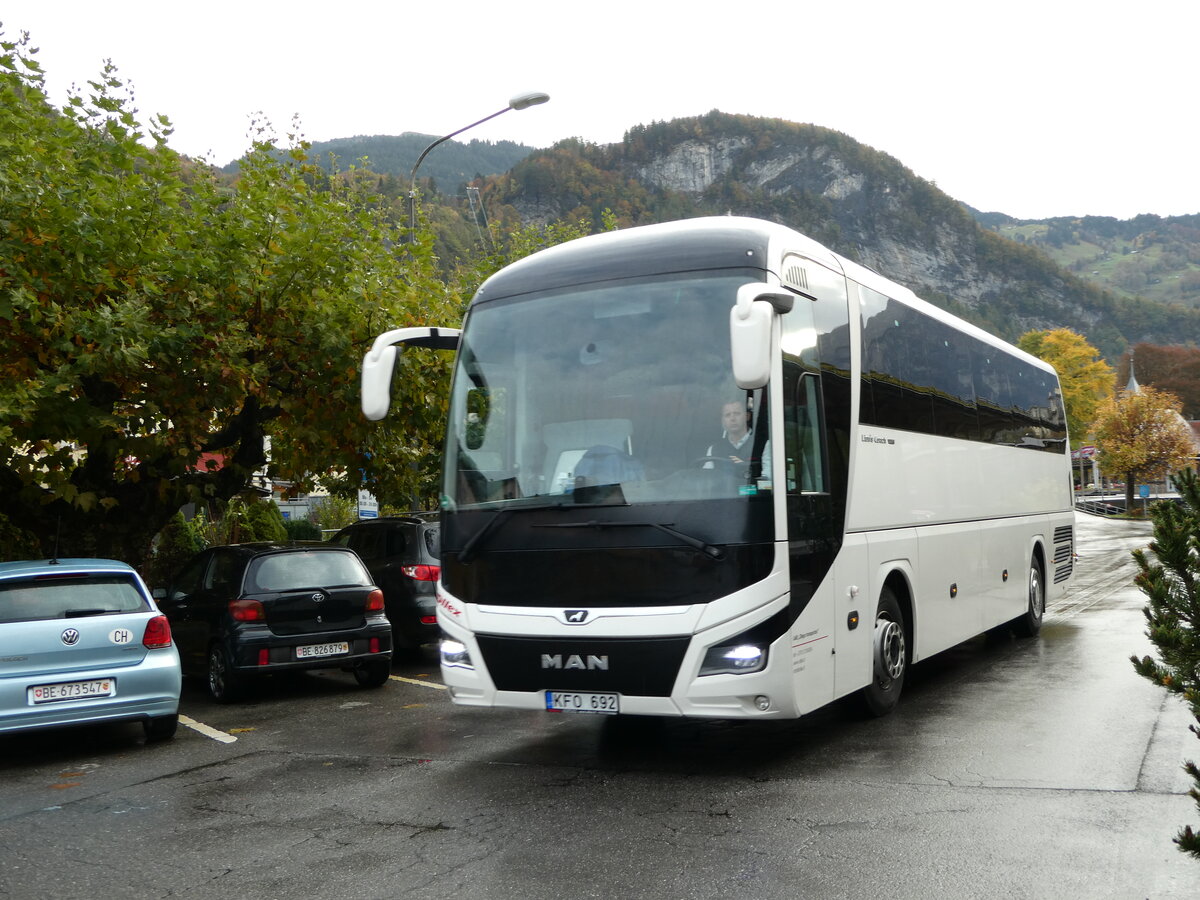 (241'693) - Aus Litauen: Ollex, Vilnius - KFO 692 - MAN am 22. Oktober 2022 beim Bahnhof Meiringen