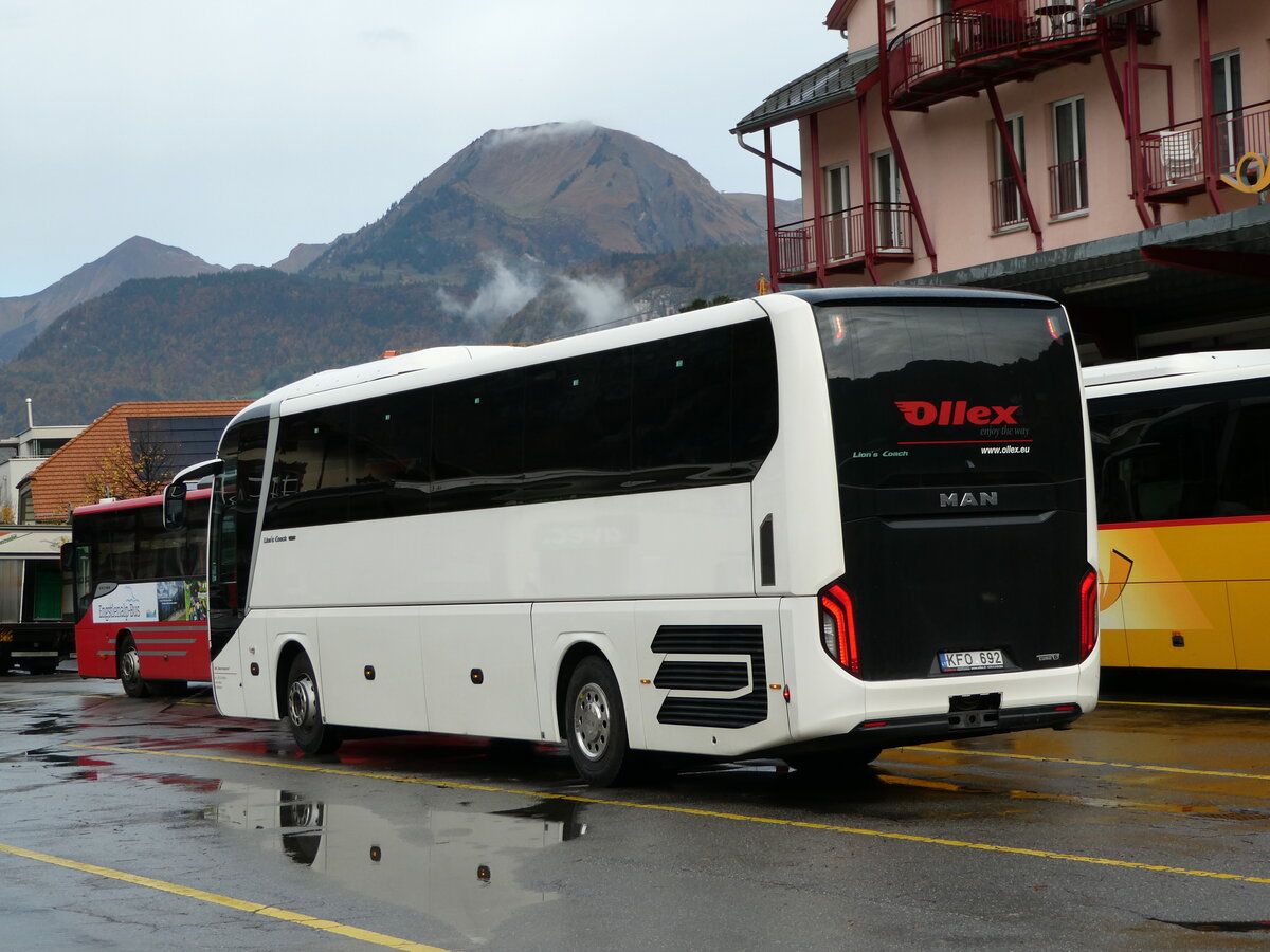 (241'694) - Aus Litauen: Ollex, Vilnius - KFO 692 - MAN am 22. Oktober 2022 in Meiringen, Postautostation