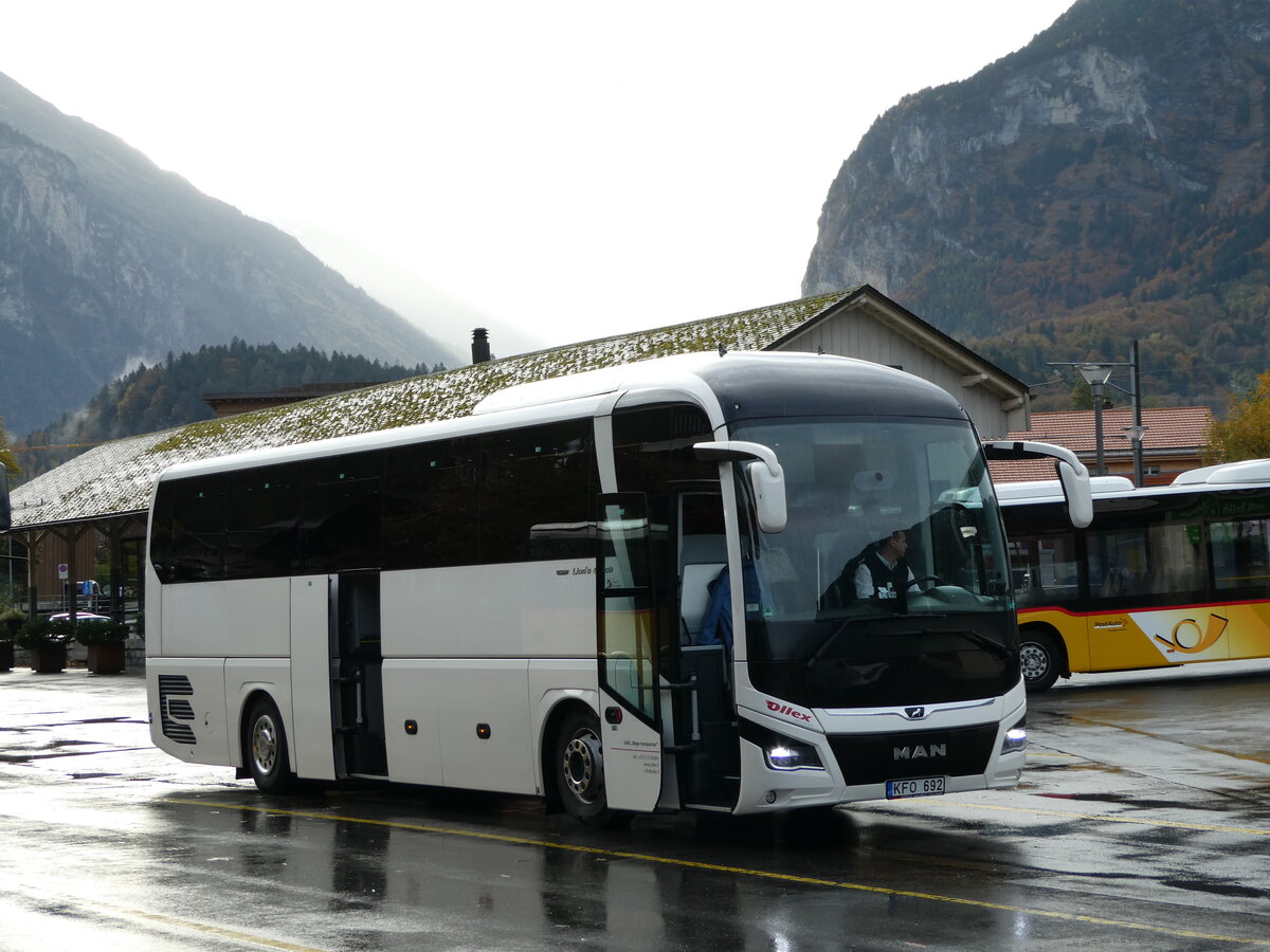 (241'696) - Aus Litauen: Ollex, Vilnius - KFO 692 - MAN am 22. Oktober 2022 in Meiringen, Postautostation