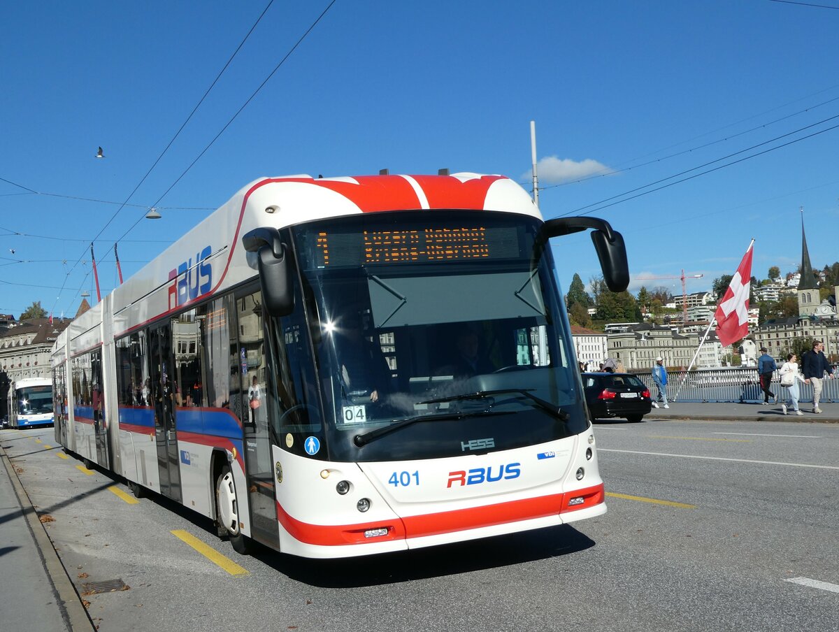 (241'752) - VBL Luzern - Nr. 401 - Hess/Hess Doppelgelenktrolleybus am 22. Oktober 2022 in Luzern, Bahnhofbrcke