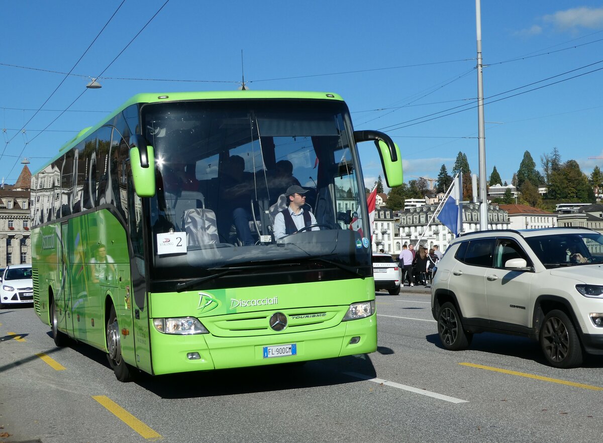 (241'755) - Aus Italien: Discacciati, Como - FL-900 GM - Mercedes am 22. Oktober 2022 in Luzern, Bahnhofbrcke