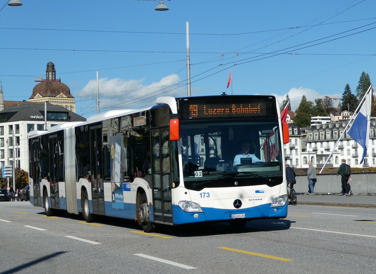 (241'767) - VBL Luzern - Nr. 173/LU 249'486 - Mercedes am 22. Oktober 2022 in Luzern, Bahnhofbrcke