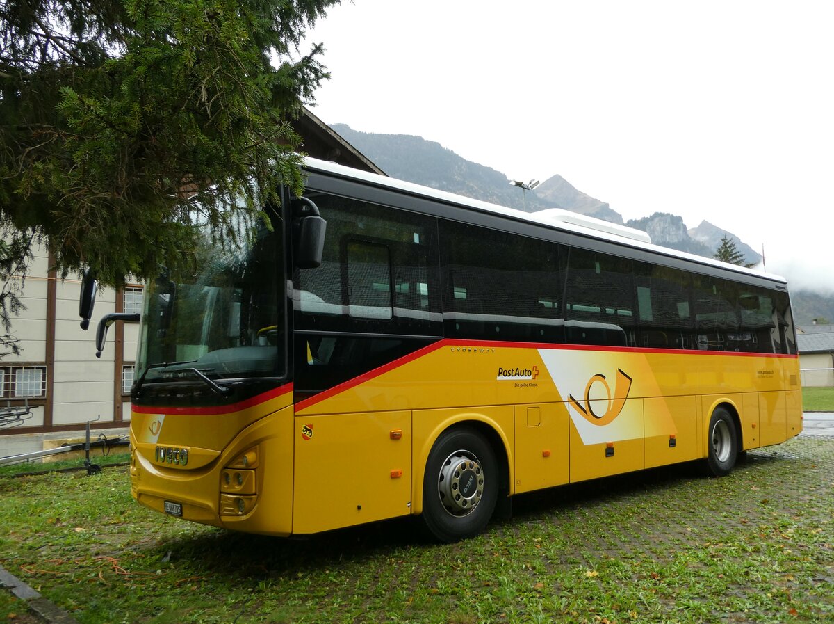 (241'821) - Flck, Brienz - Nr. 25/BE 868'725 - Iveco am 24. Oktober 2022 in Meiringen, Postgarage