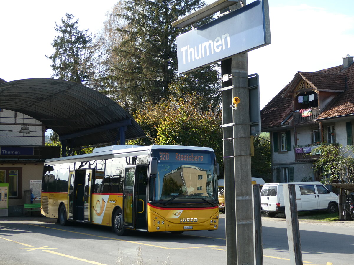 (241'897) - Engeloch, Riggisberg - Nr. 13/BE 98'334 - Iveco am 28. Oktober 2022 beim Bahnhof Thurnen