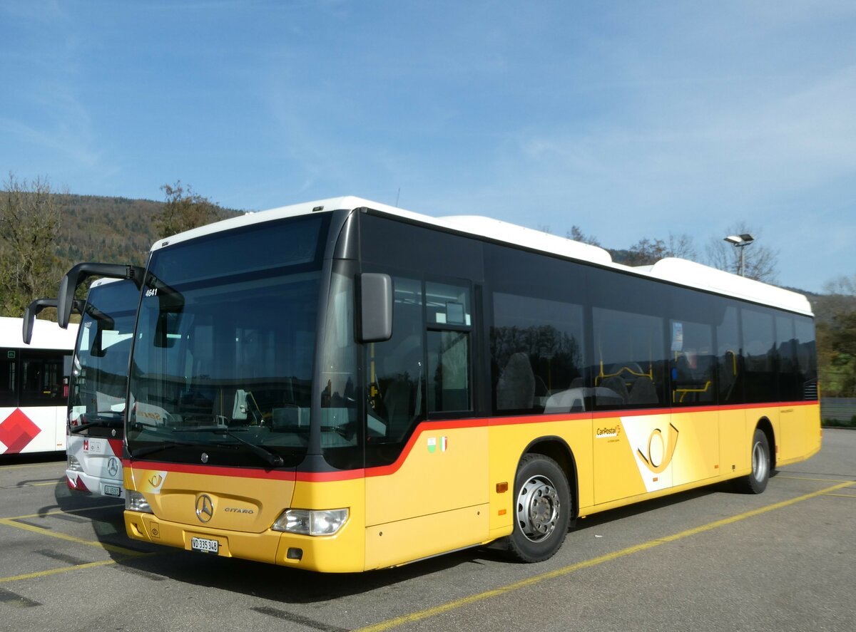 (241'937) - CarPostal Ouest - VD 335'348 - Mercedes am 29. Oktober 2022 in Develier, Parkplatz