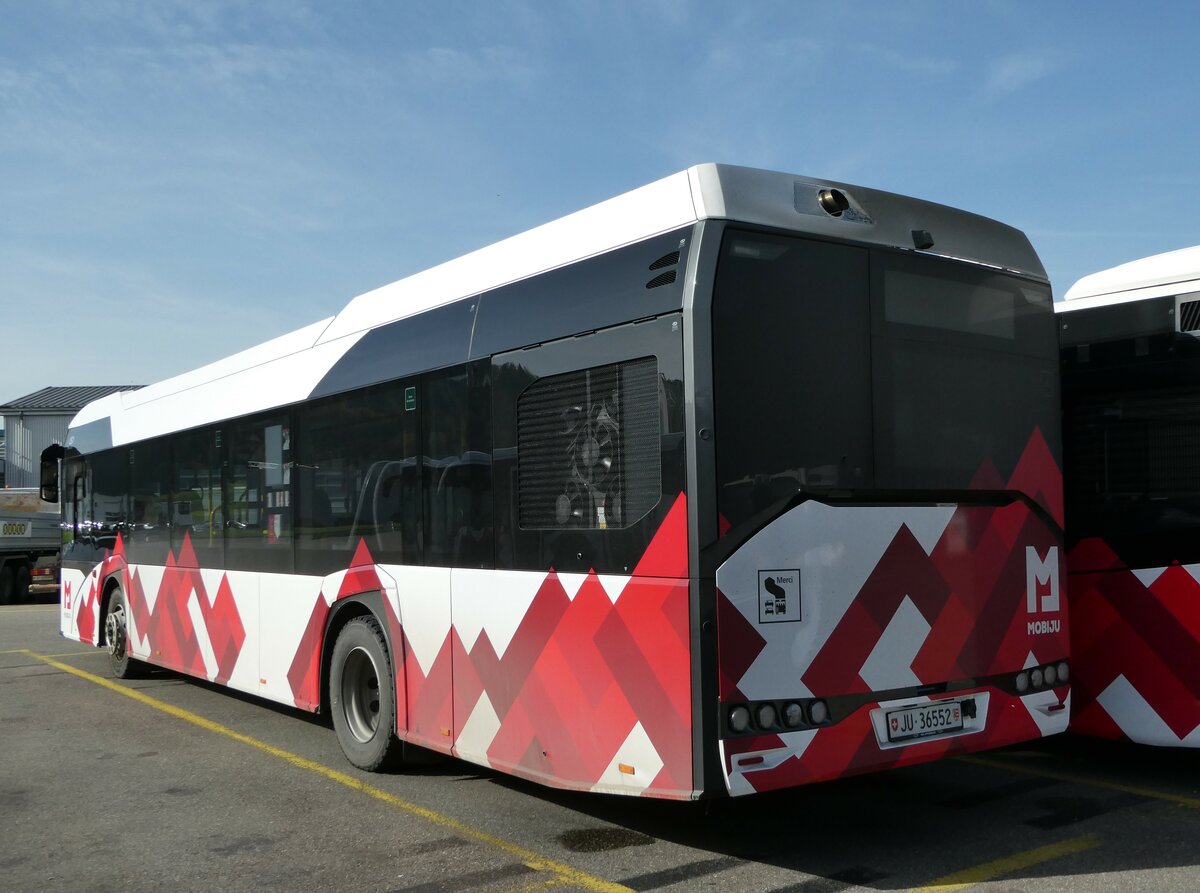 (241'946) - CarPostal Ouest - JU 36'552 - Solaris am 29. Oktober 2022 in Develier, Parkplatz