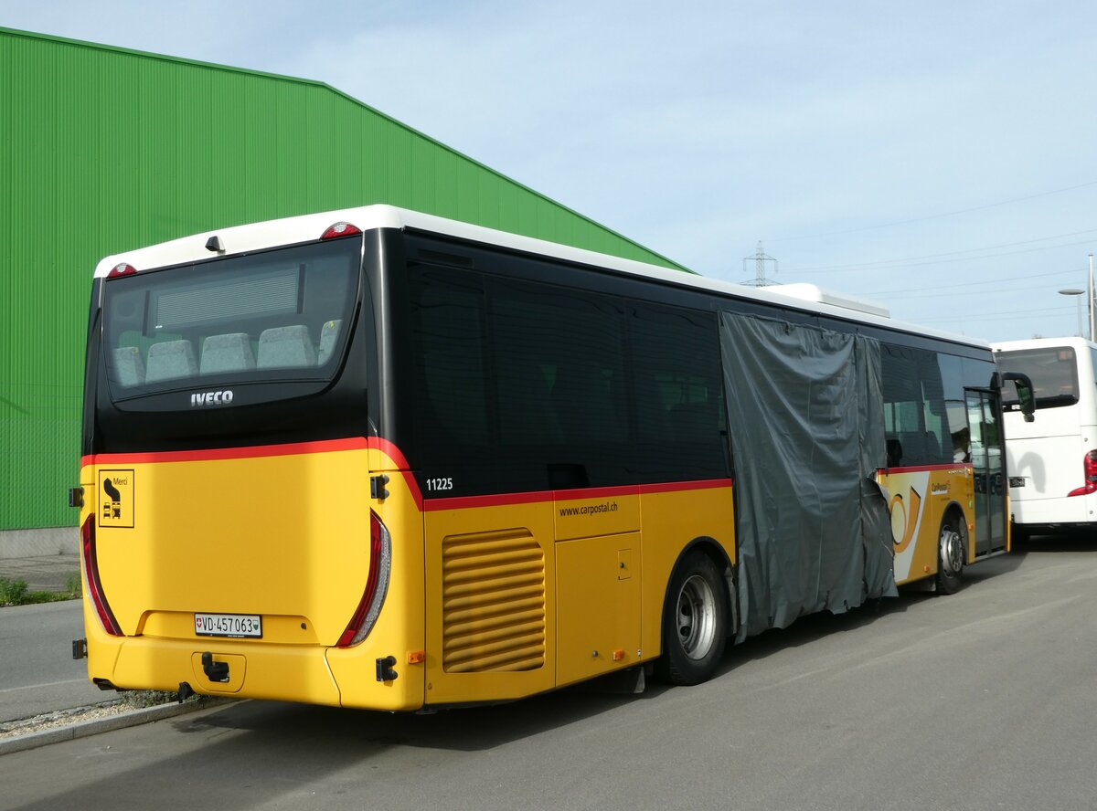 (241'963) - CarPostal Ouest - VD 457'063 - Iveco am 29. Oktober 2022 in Kerzers, Interbus