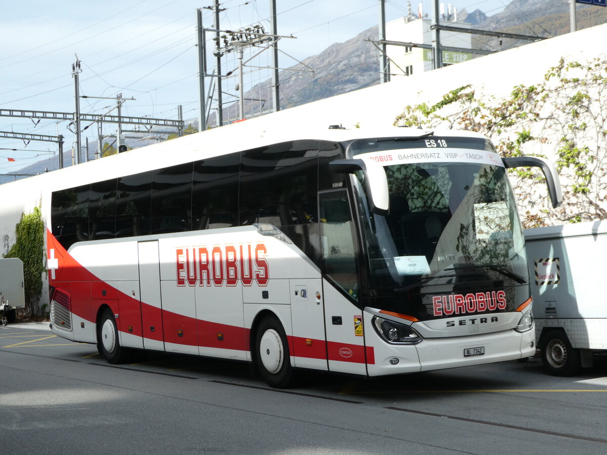 (241'976) - Saner, Laufen - Nr. 18/BL 7342 - Setra am 30. Oktober 2022 beim Bahnhof Visp