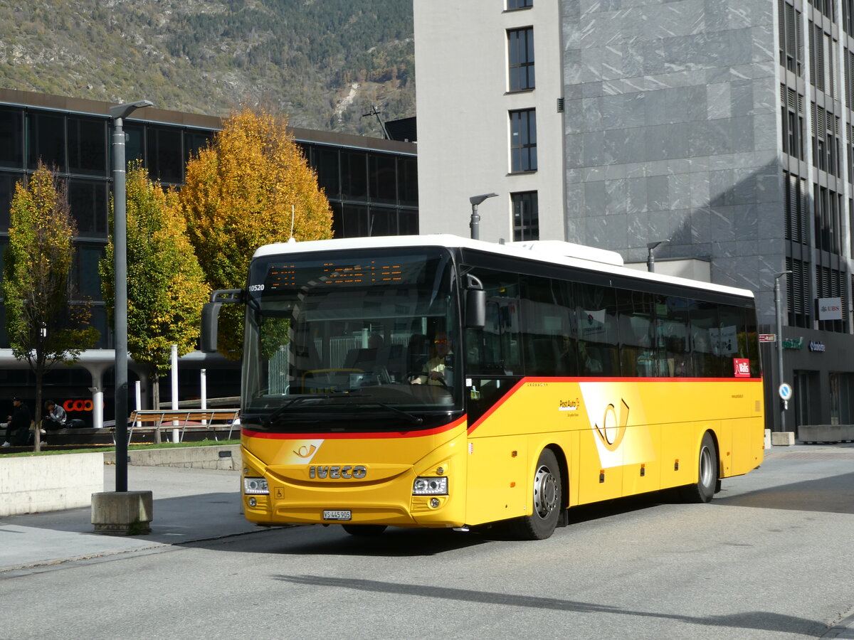 (241'983) - PostAuto Wallis - VS 445'905 - Iveco am 30. Oktober 2022 beim Bahnhof Visp