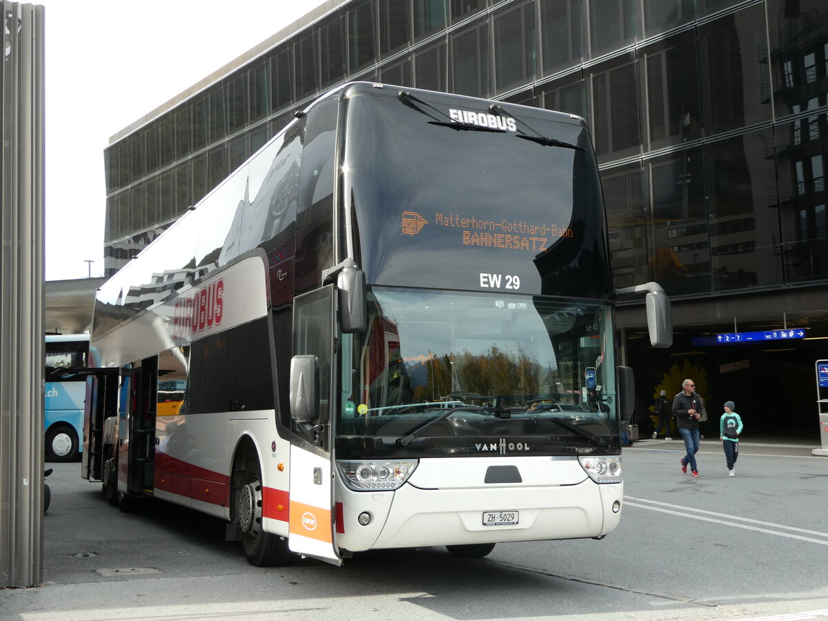 (242'003) - Welti-Furrer, Bassersdorf - Nr. 29/ZH 5029 - Van Hool am 30. Oktober 2022 beim Bahnhof Visp