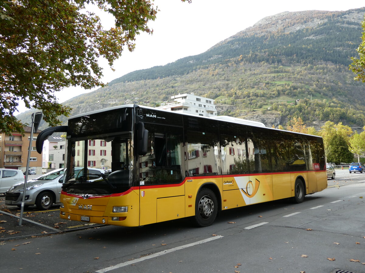 (242'015) - PostAuto Wallis - VS 531'960 - MAN (ex CarPostal Ouest) am 30. Oktober 2022 in Brig, Garage