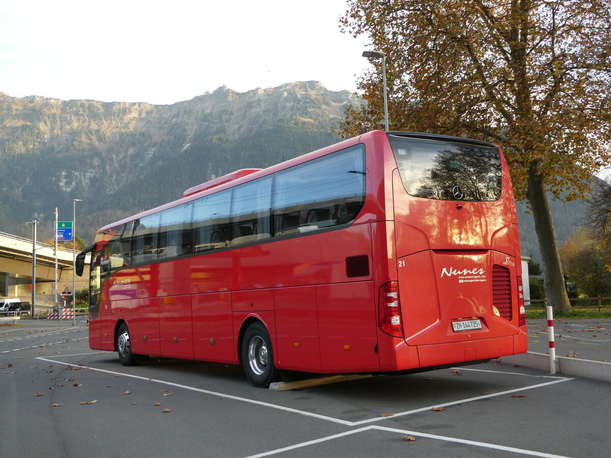 (242'070) - Nunes, Zrich - Nr. 21/ZH 144'725 - Mercedes am 21. Oktober 2022 beim Bahnhof Interlaken Ost