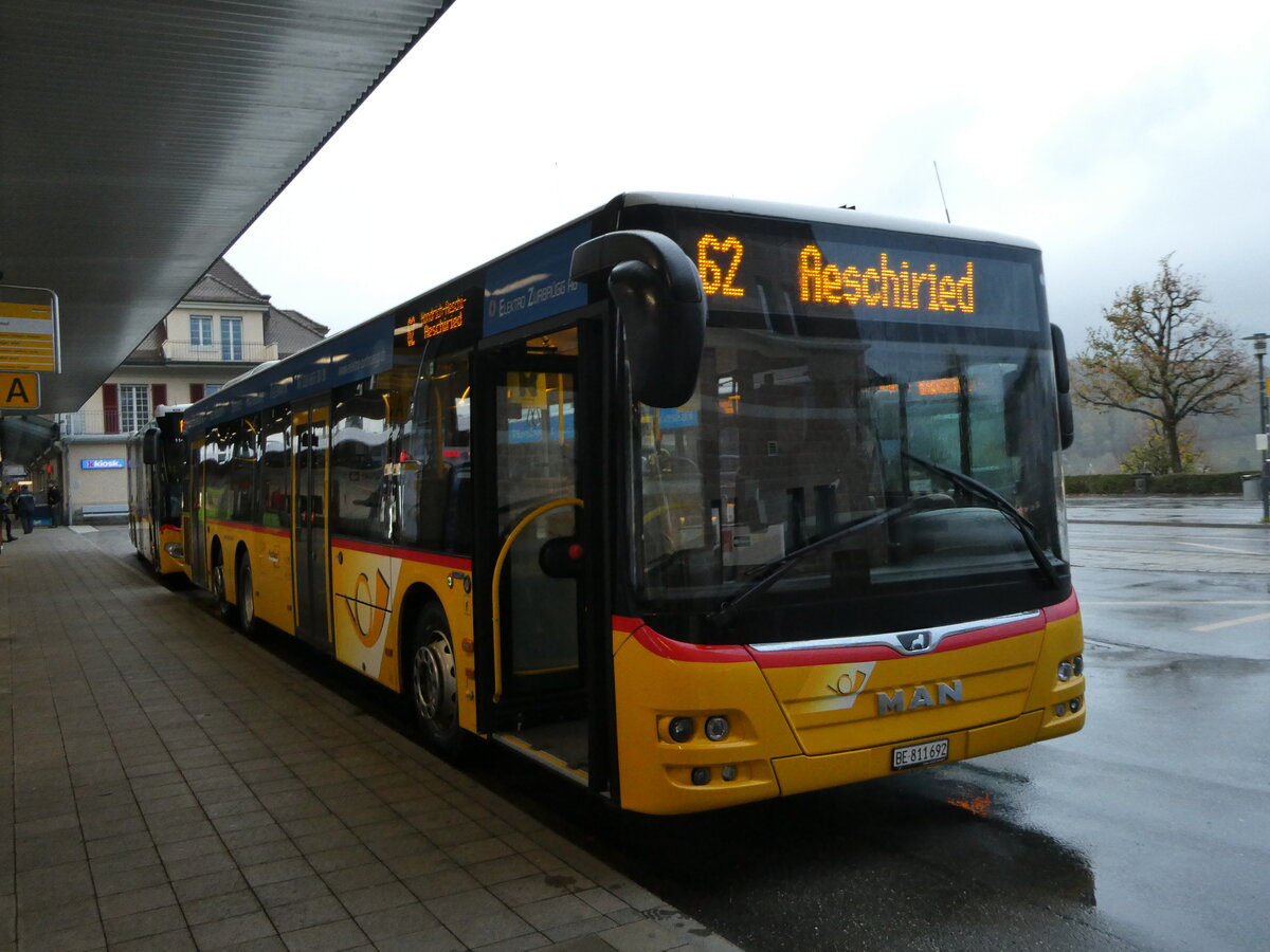 (242'108) - PostAuto Bern - BE 811'692 - MAN am 5. November 2022 beim Bahnhof Spiez