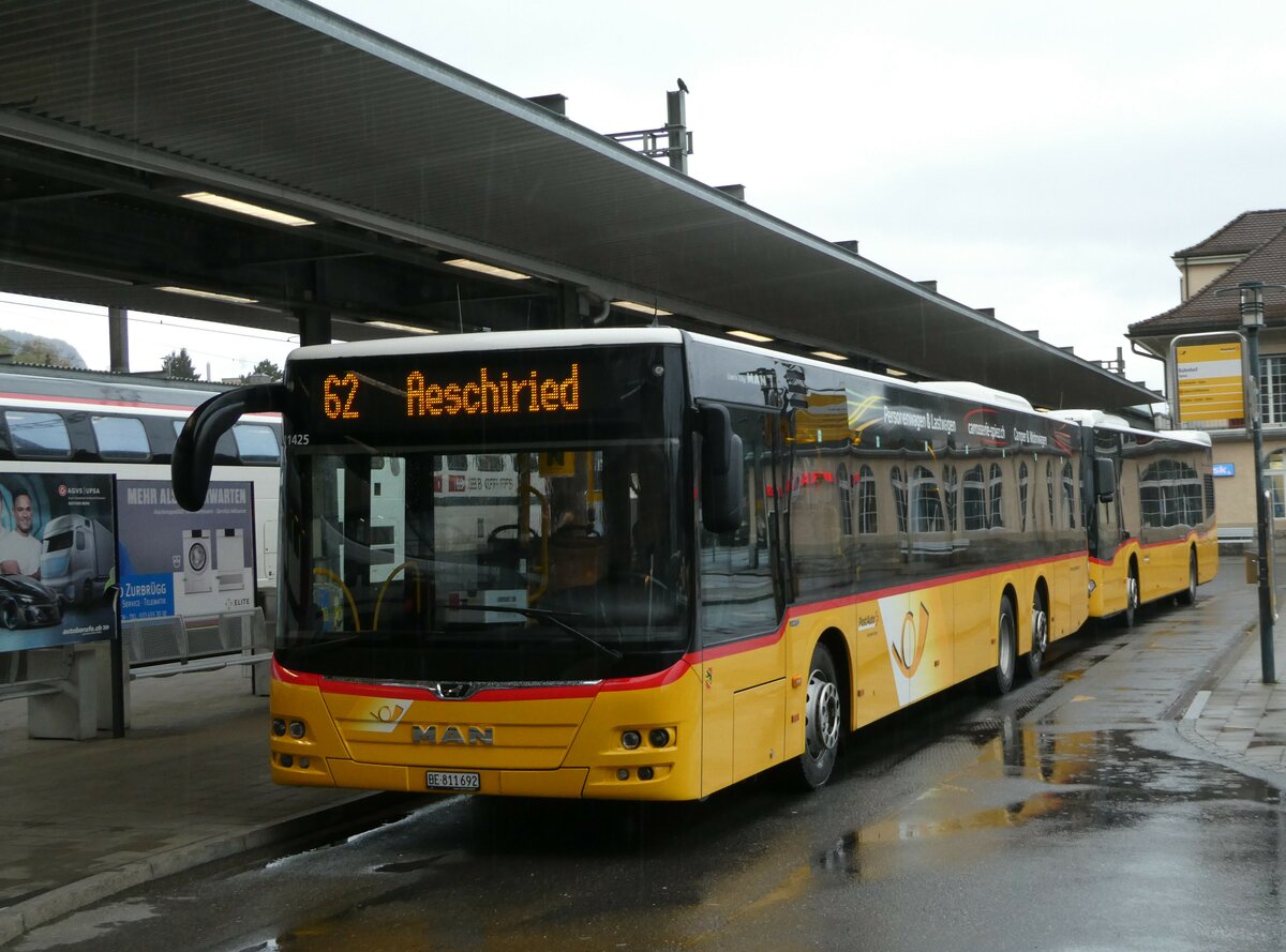 (242'111) - PostAuto Bern - BE 811'692 - MAN am 5. November 2022 beim Bahnhof Spiez