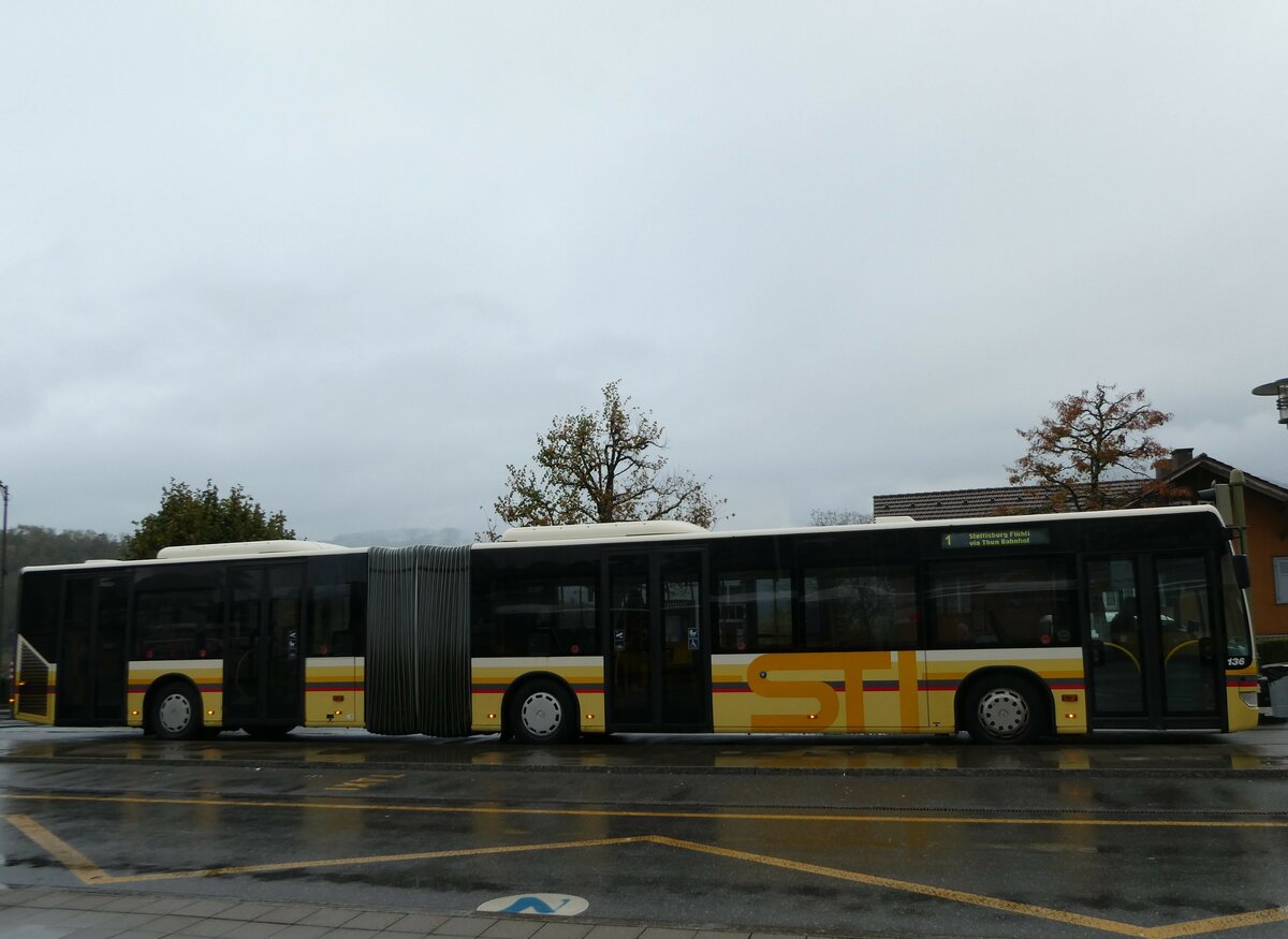 (242'112) - STI Thun - Nr. 136/BE 801'136 - Mercedes am 5. November 2022 beim Bahnhof Spiez