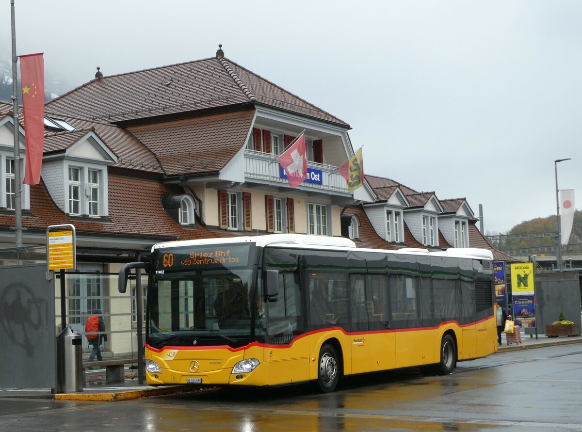 (242'152) - PostAuto Bern - BE 654'090 - Mercedes am 5. November 2022 beim Bahnhof Interlaken Ost