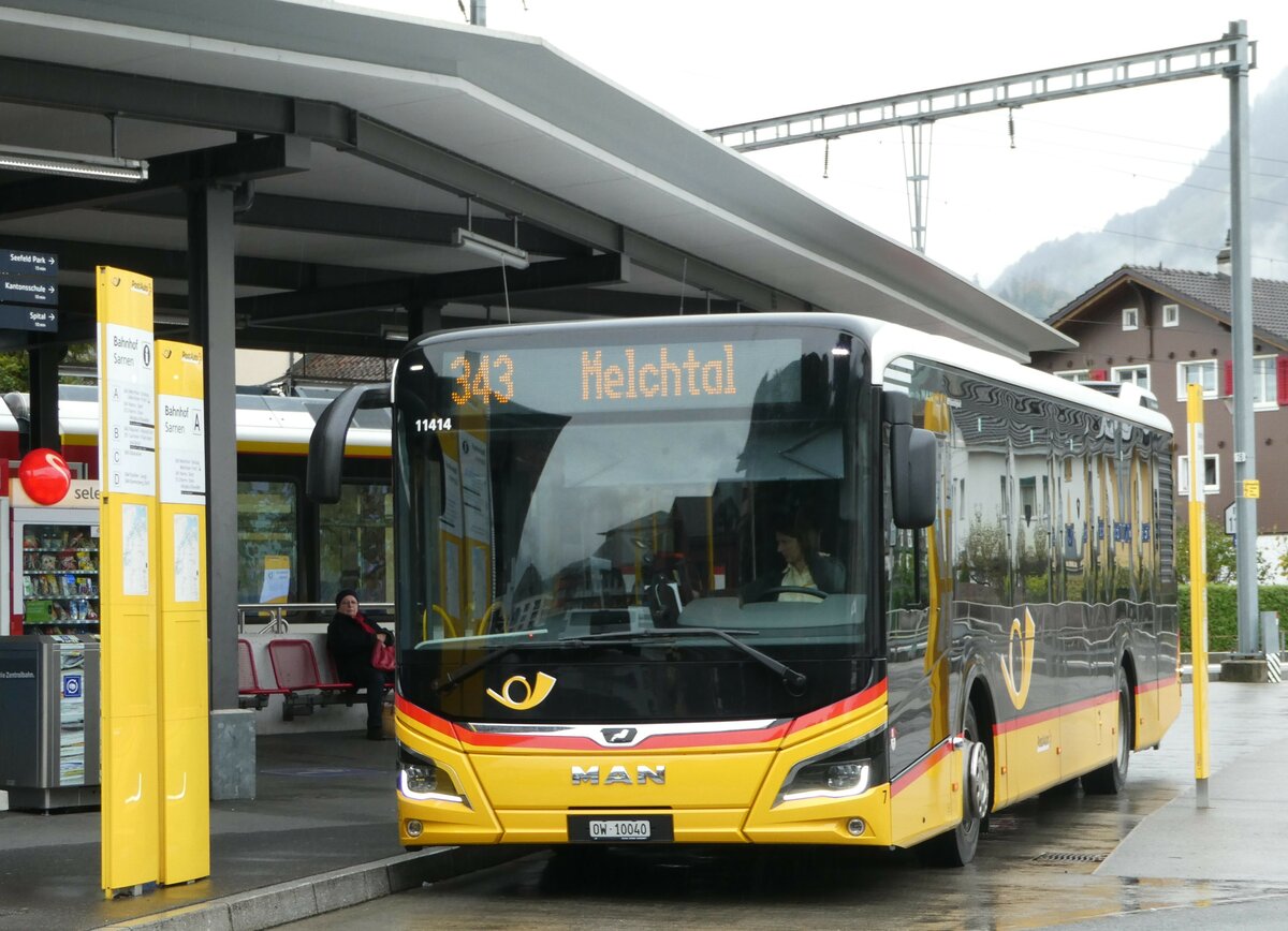 (242'167) - PostAuto Zentralschweiz - Nr. 7/OW 10'040 - MAN am 5. November 2022 beim Bahnhof Sarnen